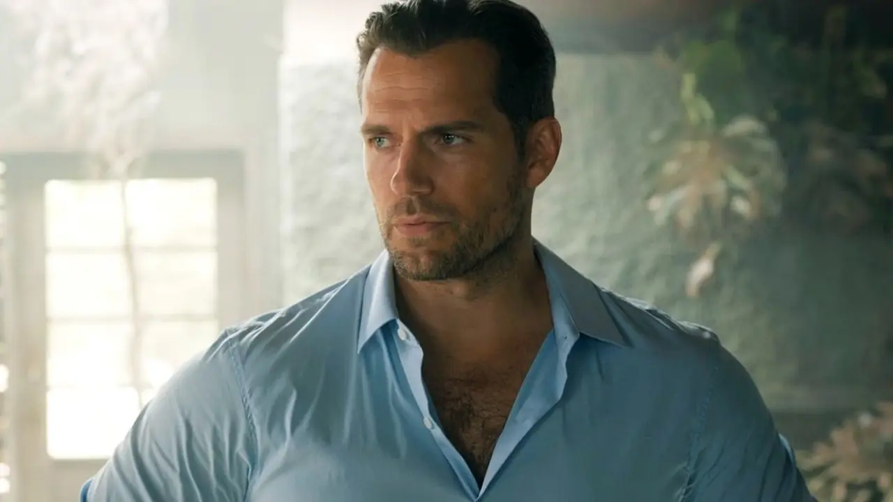 Henry Cavill w „W szarościach” patrzy w bok