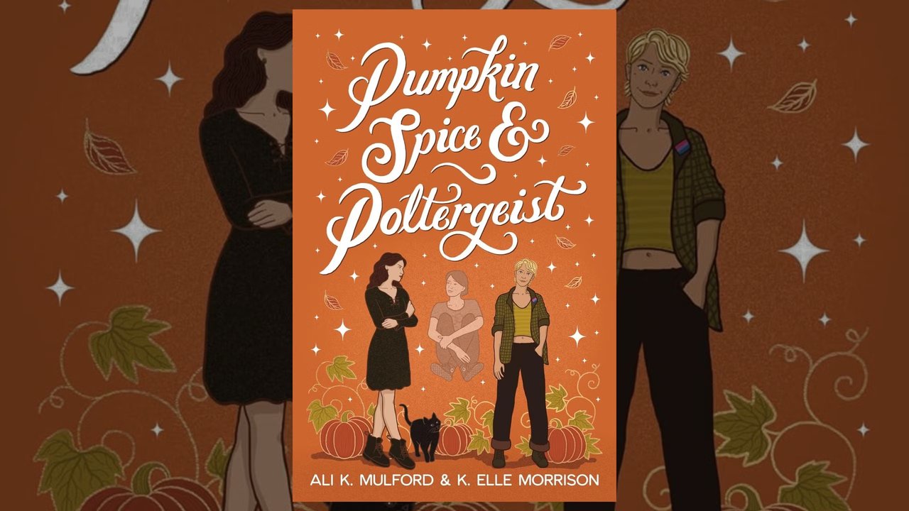 Okładka książki Pumpkin Spice and Poltergeist autorstwa Mulforda i Morrisona Okładka książki Pumpkin Spice and Poltergeist autorstwa Mulforda i Morrisona