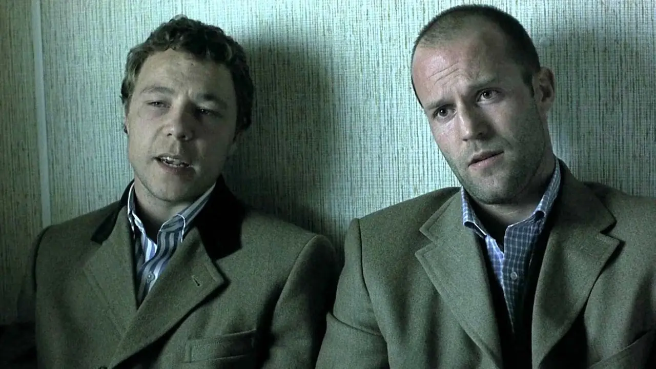 Jason Statham und Stephen Graham unterhalten sich mit jemandem in Snatch (2000)