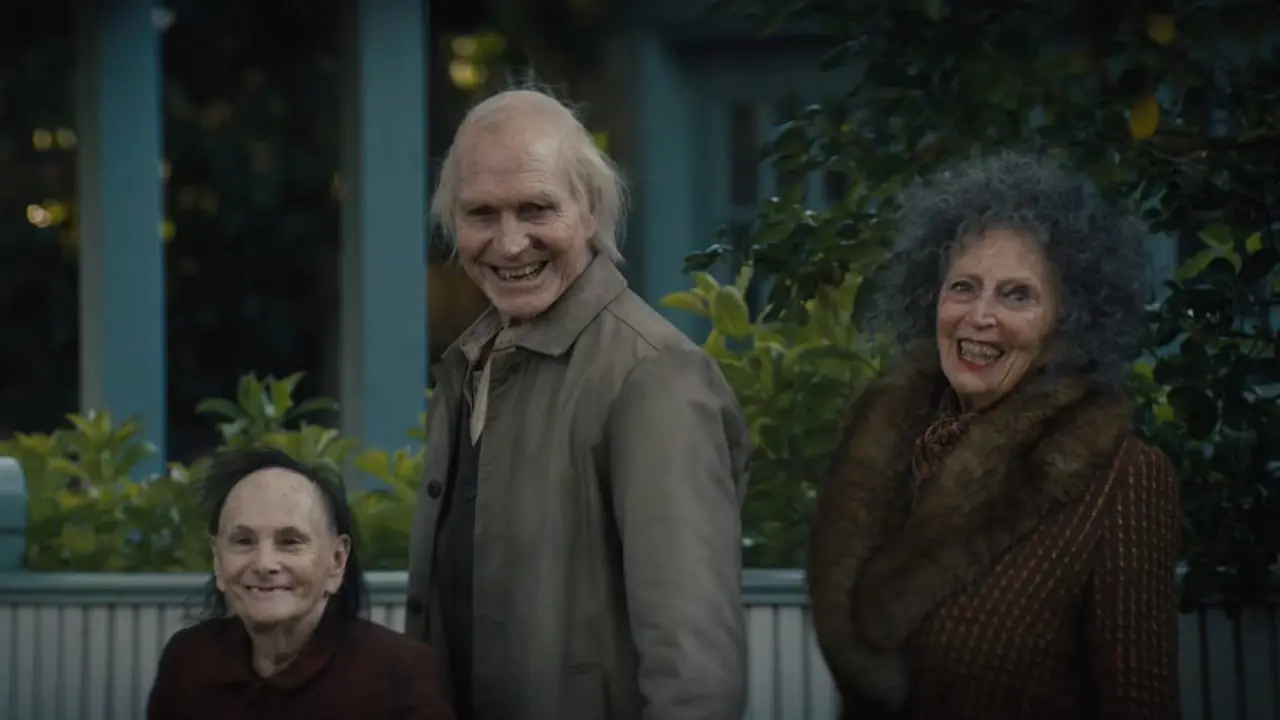 Tre persone inquietanti che sorridono in Insidious Out of the Further Tre persone inquietanti che sorridono in Insidious Out of the Further