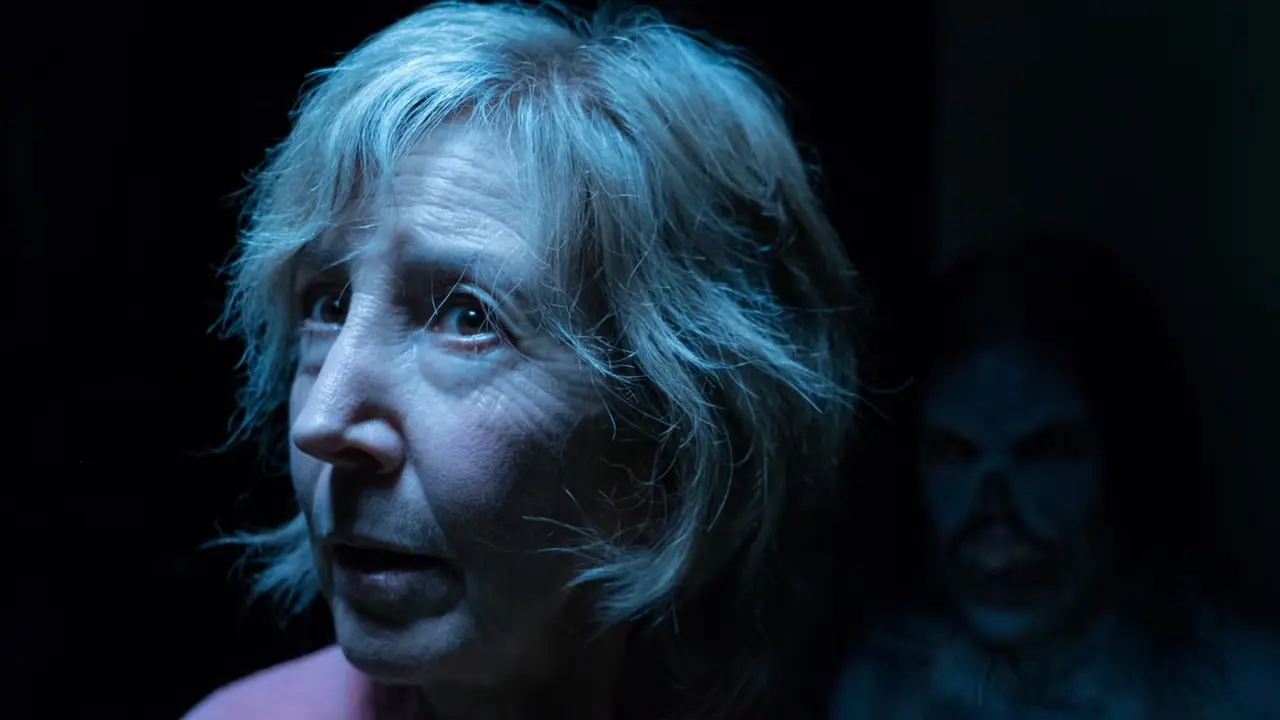 Lin Shaye, Sinsi Son Anahtar'da arkasında korkunç bir yaratıkla birlikte Elise Rainier rolünde
