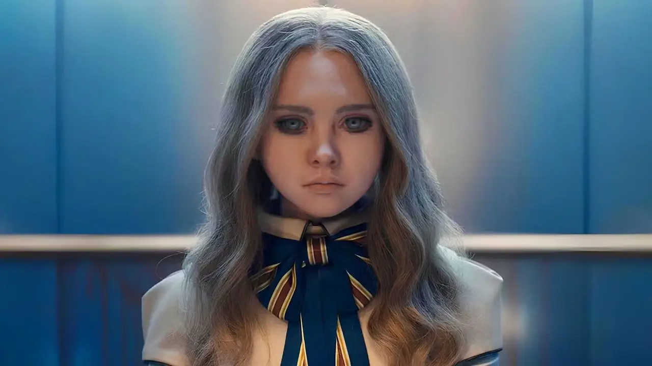 MEGAN staat in een lift in de eerste M3gan MEGAN staat in een lift in de eerste M3gan