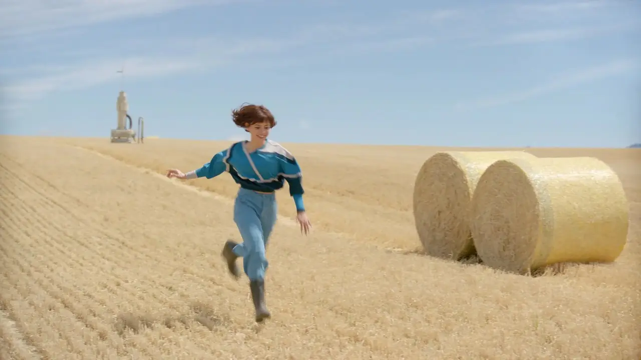 Jenna Ortega's Klara rent door een veld in Klara en de zon Jenna Ortega's Klara rent door een veld in Klara en de zon
