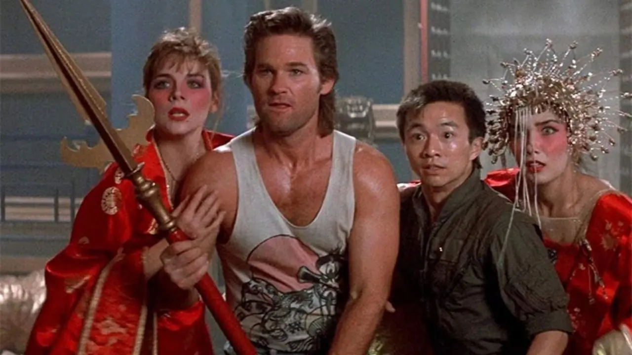 Kurt Russell dans le rôle de Jack Burton debout à côté de Wang, Gracie et Miao Yin tenant une lance dans Big Trouble in Little China