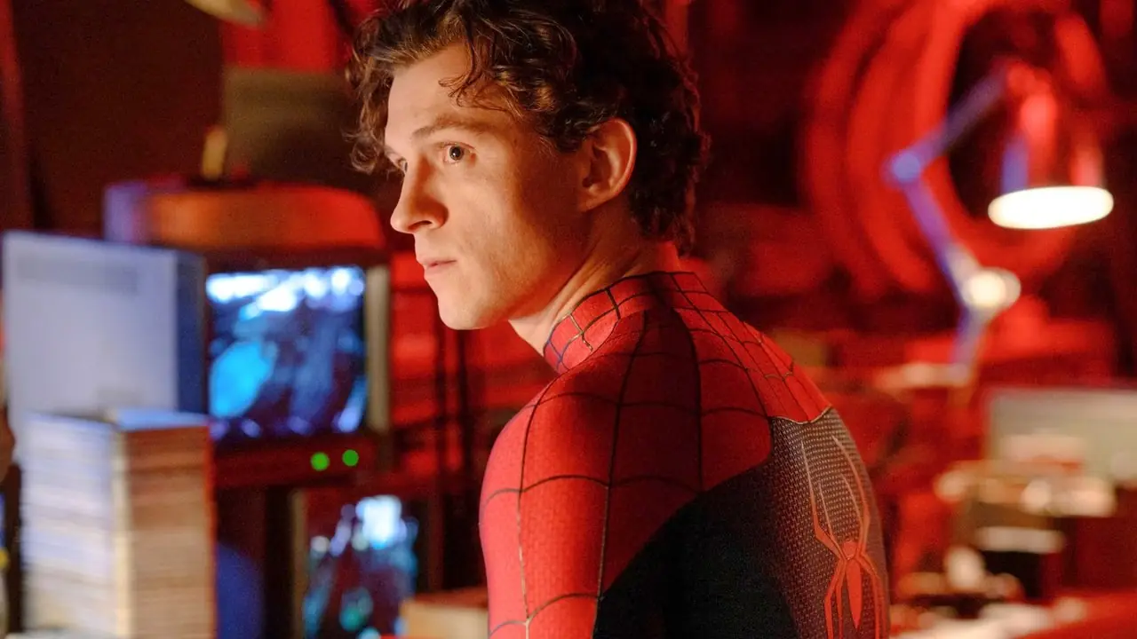 Tom Holland como Peter Parker luciendo nervioso en un banco de trabajo en Spider-Man Brand New Day