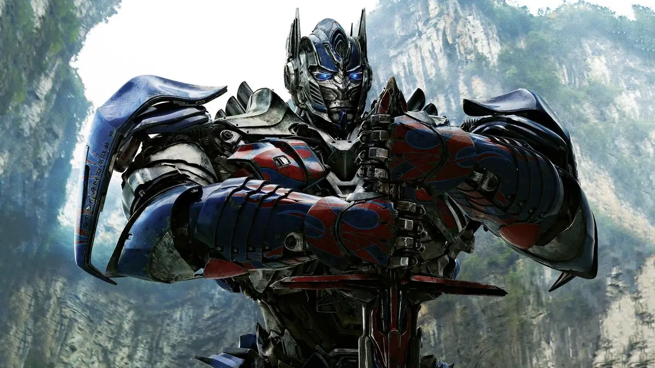 Optimus Prime trzymający miecz w Transformers: The Last Knight