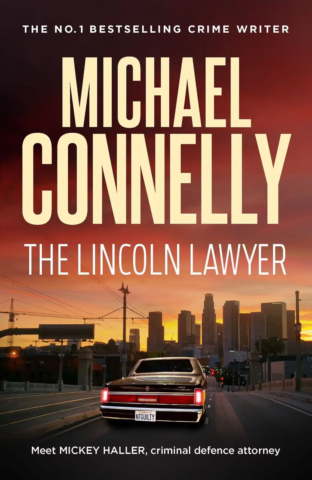 Lincoln Avukatı kitap kapağı, Los Angeles silüetinin önünde giden bir Lincoln arabasını gösteriyor Lincoln Avukatı kitap kapağı, Los Angeles silüetinin önünde giden bir Lincoln arabasını gösteriyor