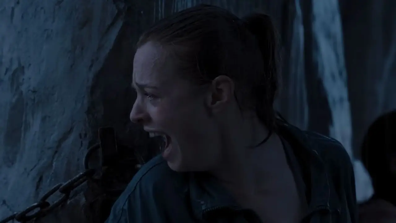 Um personagem gritando no escuro em Fall 2: Deadpoint Um personagem gritando no escuro em Fall 2: Deadpoint