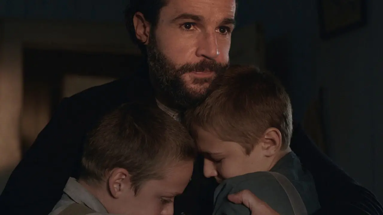 Adam Trask (Christopher Abbott) umarmt seine beiden Jungen in „Jenseits von Eden“. Adam Trask (Christopher Abbott) umarmt seine beiden Jungen in „Jenseits von Eden“.