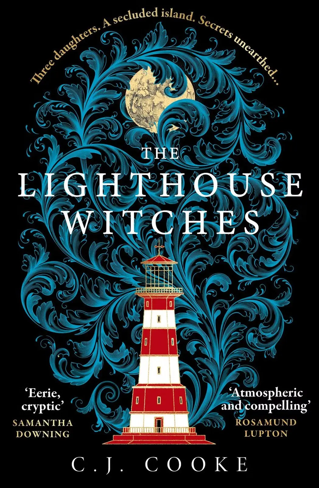 The Lighthouse Witches bokomslag visar en röd och vit fyr med blå virvlar bakom den The Lighthouse Witches bokomslag visar en röd och vit fyr med blå virvlar bakom den