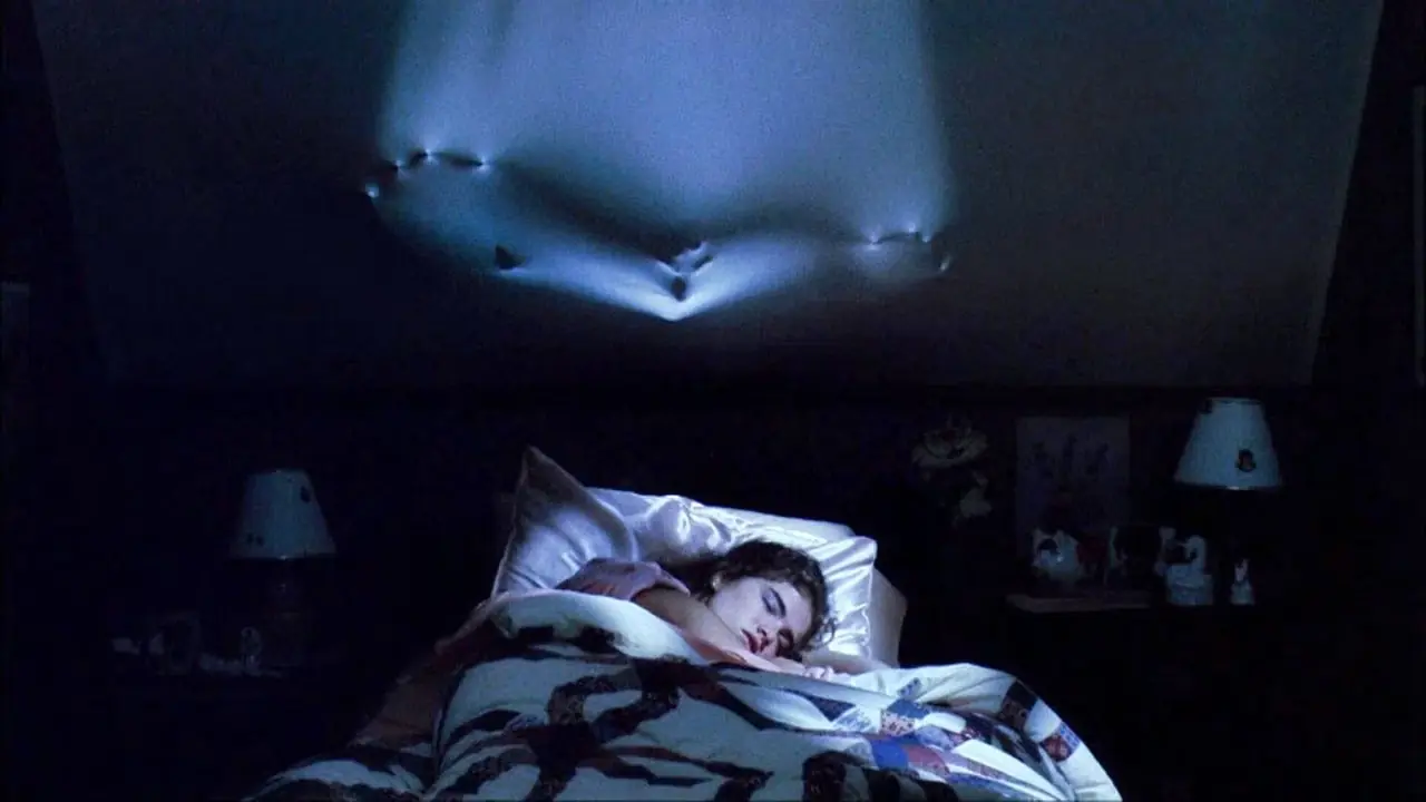 Freddy Krueger atravessa a parede em A Nightmare on Elm Street