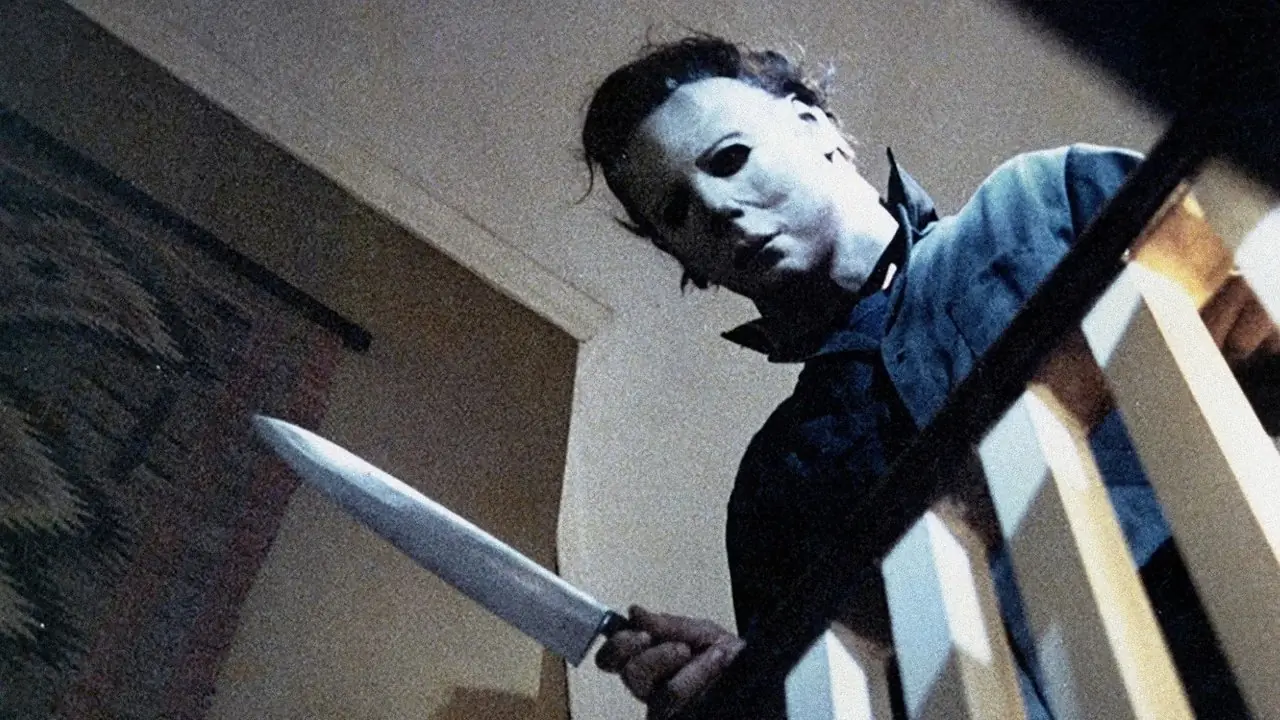 Michael Myers segurando uma faca no Halloween de 1978