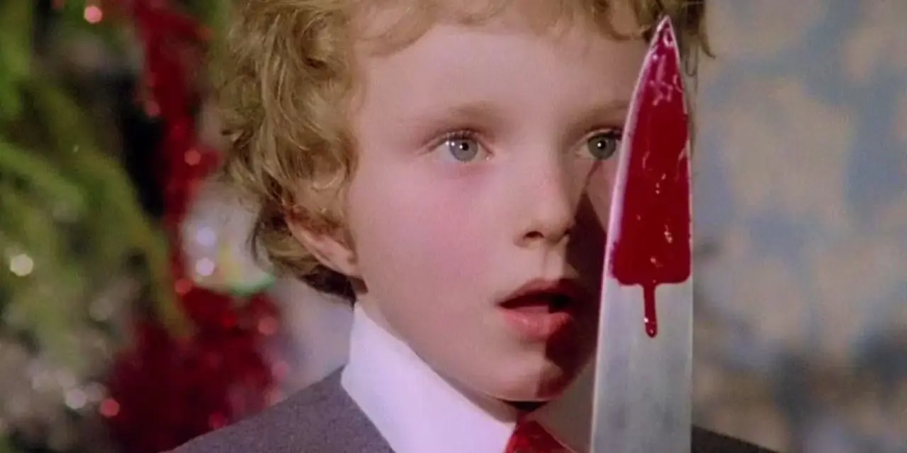 O jovem Carlo (Jacopo Mariani) parece chocado com uma faca ensanguentada na frente de seu rosto em Deep Red.