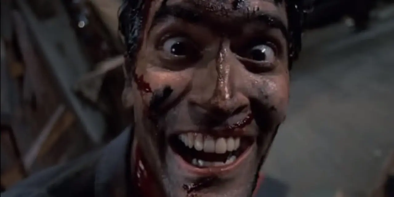 Bruce Campbell sorrindo para a câmera em Evil Dead 2