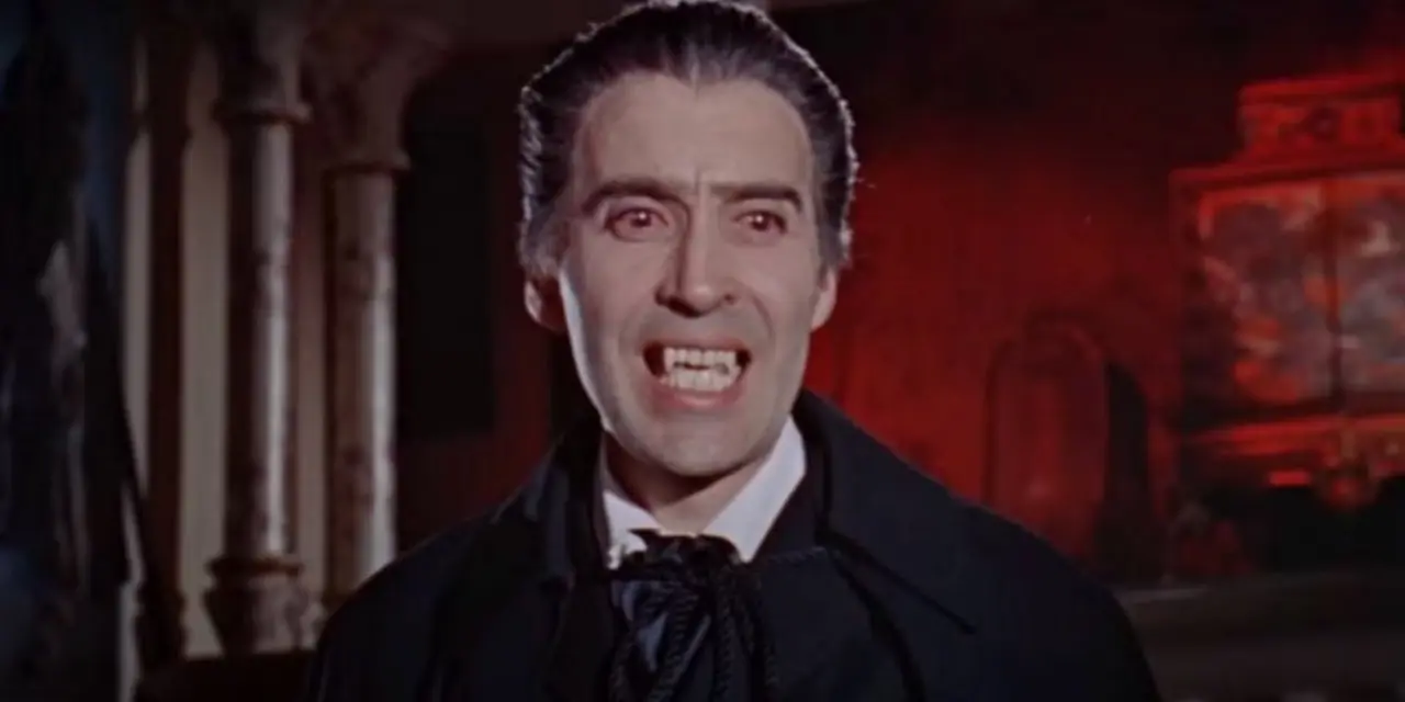 Drácula de Christopher Lee sibilando para uma vítima em Horror of Dracula