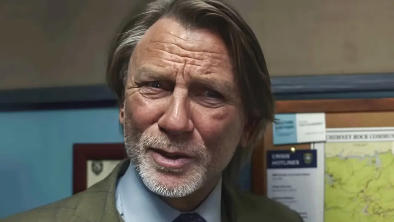 Daniel Craig의 Benoit Blanc은 Knives Out Wake Up Dead Man에서 혼란스러워 보입니다. Daniel Craig의 Benoit Blanc은 Knives Out Wake Up Dead Man에서 혼란스러워 보입니다.