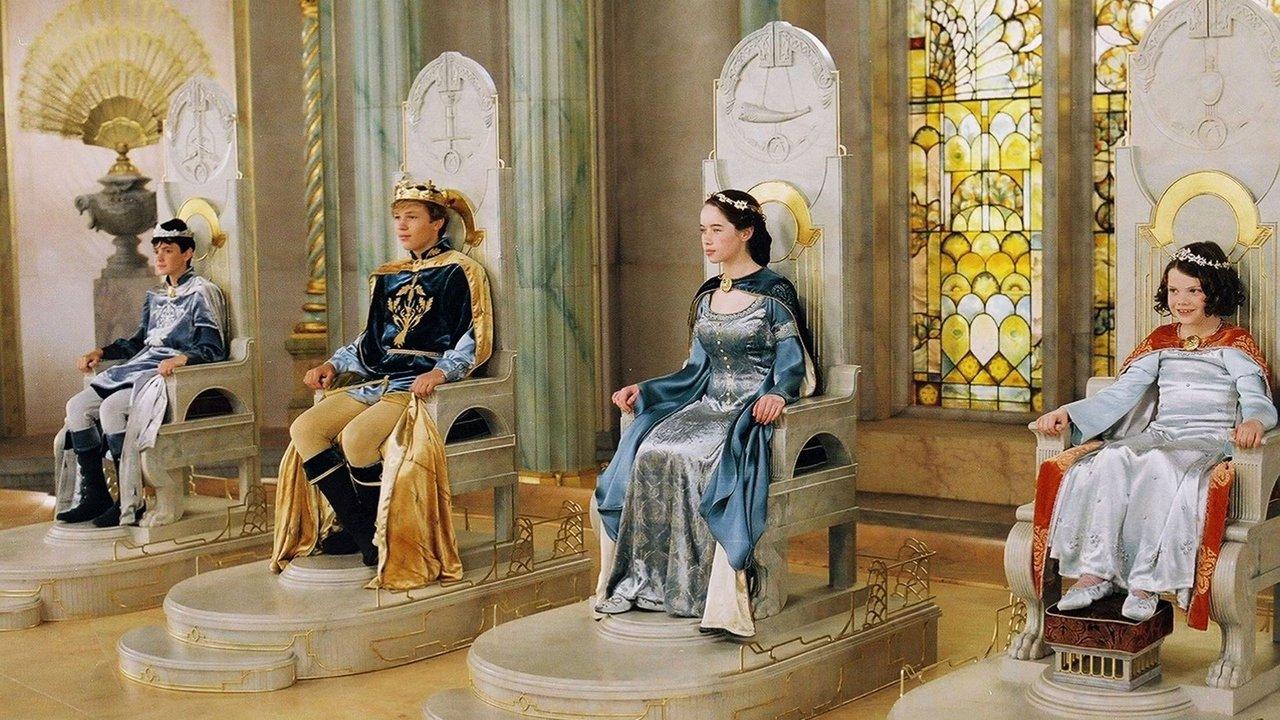 Die vier Pevensie-Kinder sitzen auf Thronen in „Die Chroniken von Narnia: Der Löwe, die Hexe und die Garderobe“. Die vier Pevensie-Kinder sitzen auf Thronen in „Die Chroniken von Narnia: Der Löwe, die Hexe und die Garderobe“.
