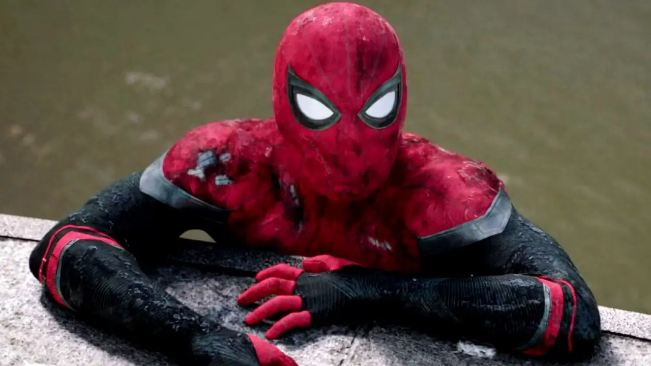 Spider-Man de Tom Holland herido y agarrado a un puente por caer a un río en Lejos de casa Spider-Man de Tom Holland herido y agarrado a un puente por caer a un río en Lejos de casa