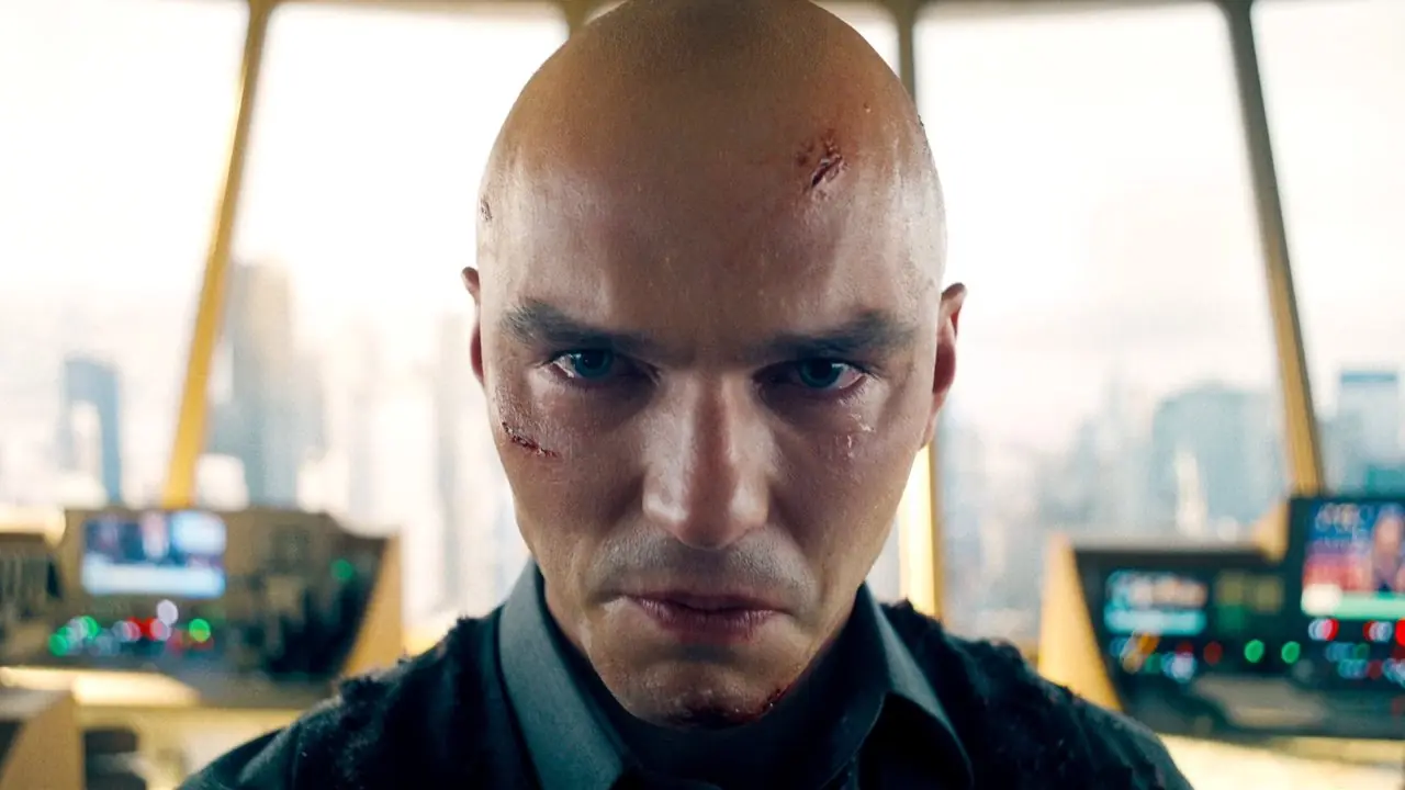 Filme de ação de 2026 de Nicholas Hoult: o relógio ideal antes de seu retorno ao DCU