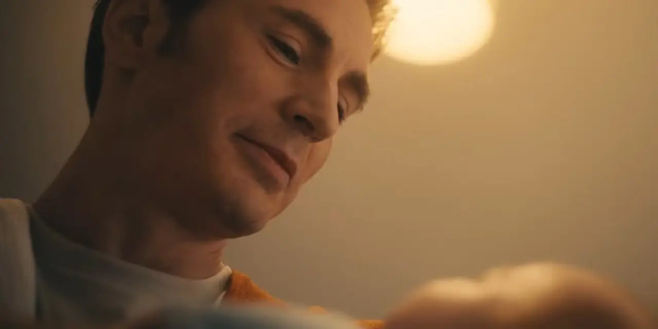 Yenilmezler: Kıyamet filminde Steve Rogers bir bebeğe gülümsüyor