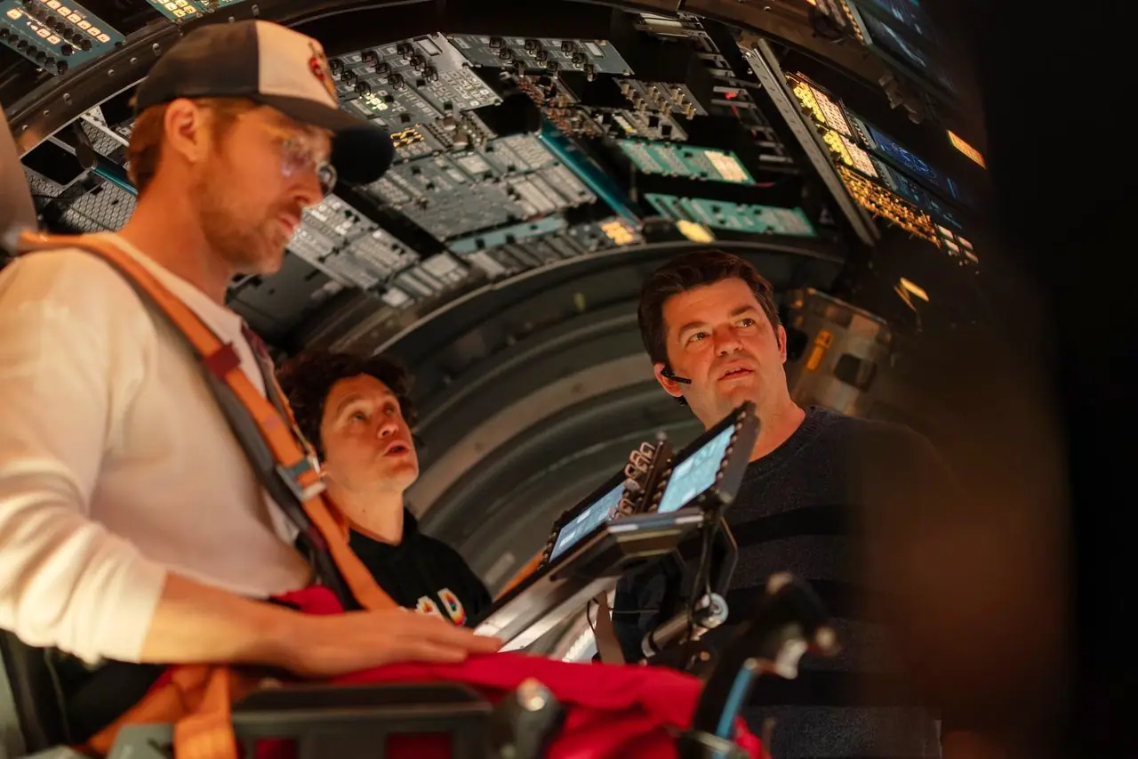 PROSJEKT HAIL MARY, fra venstre: Ryan Gosling, regissører Phil Lord, Christopher Miller, på settet, 2026.