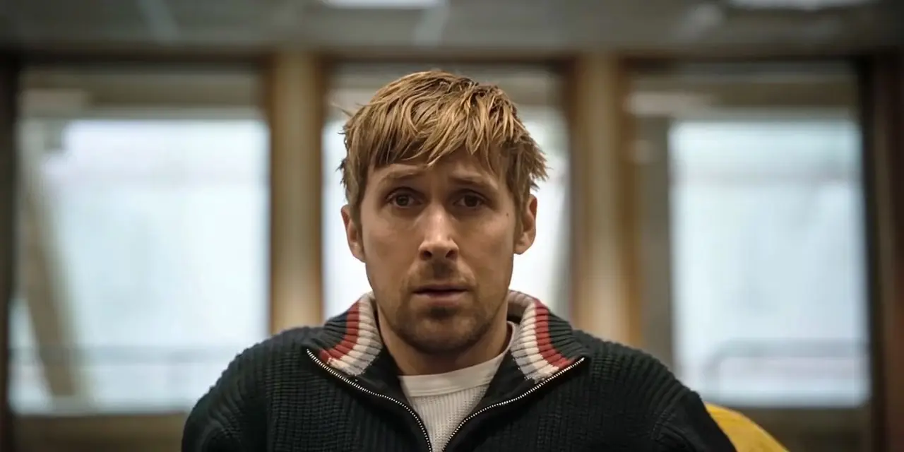Ryan Gosling som Ryland Grace ser inn i kameraet i Project Hail Mary.