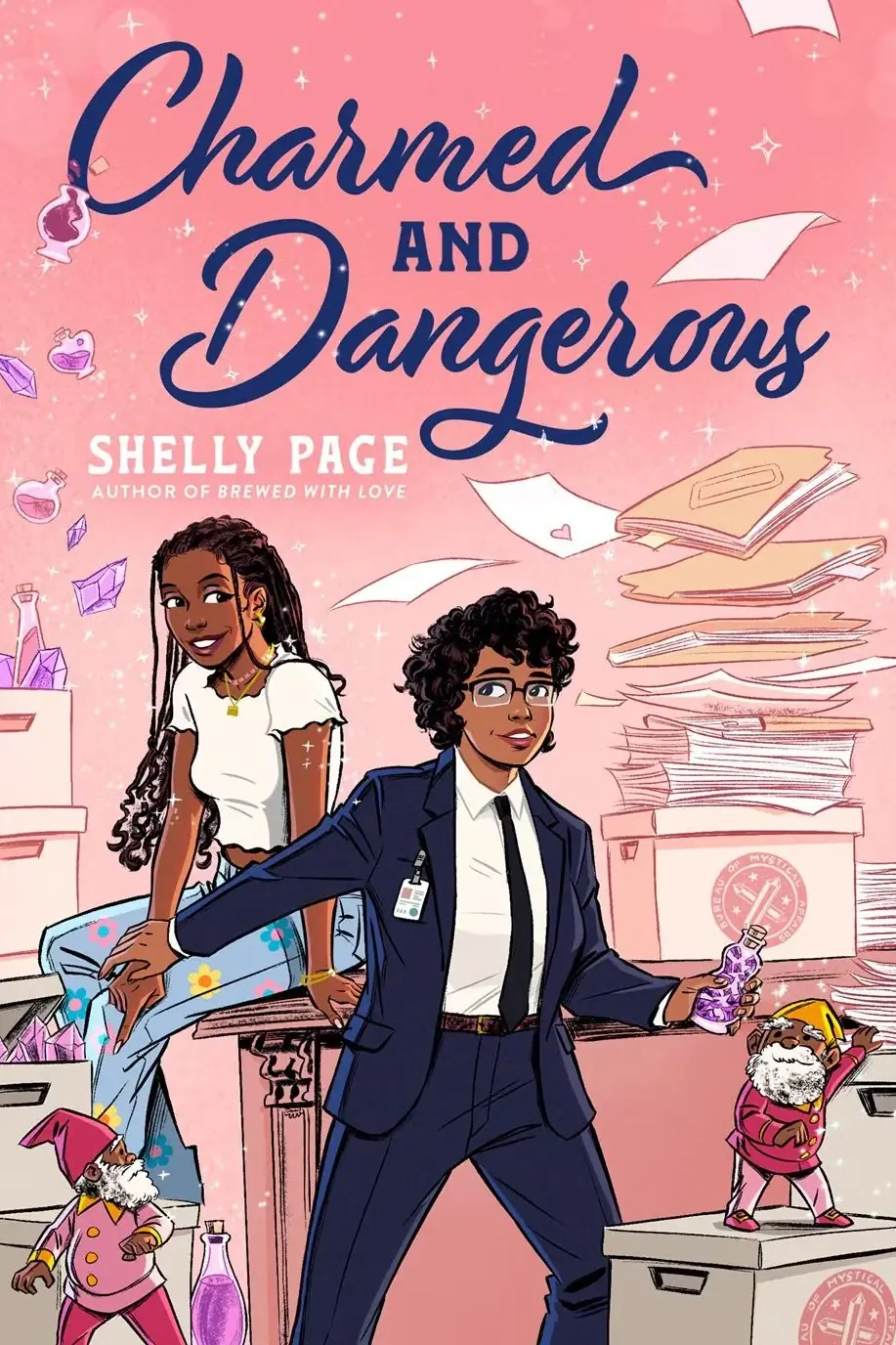 La portada del libro Charmed and Dangerous de Shelly Page muestra a una mujer negra sentada en un escritorio y a una mujer negra masculinizada tomándole la mano.