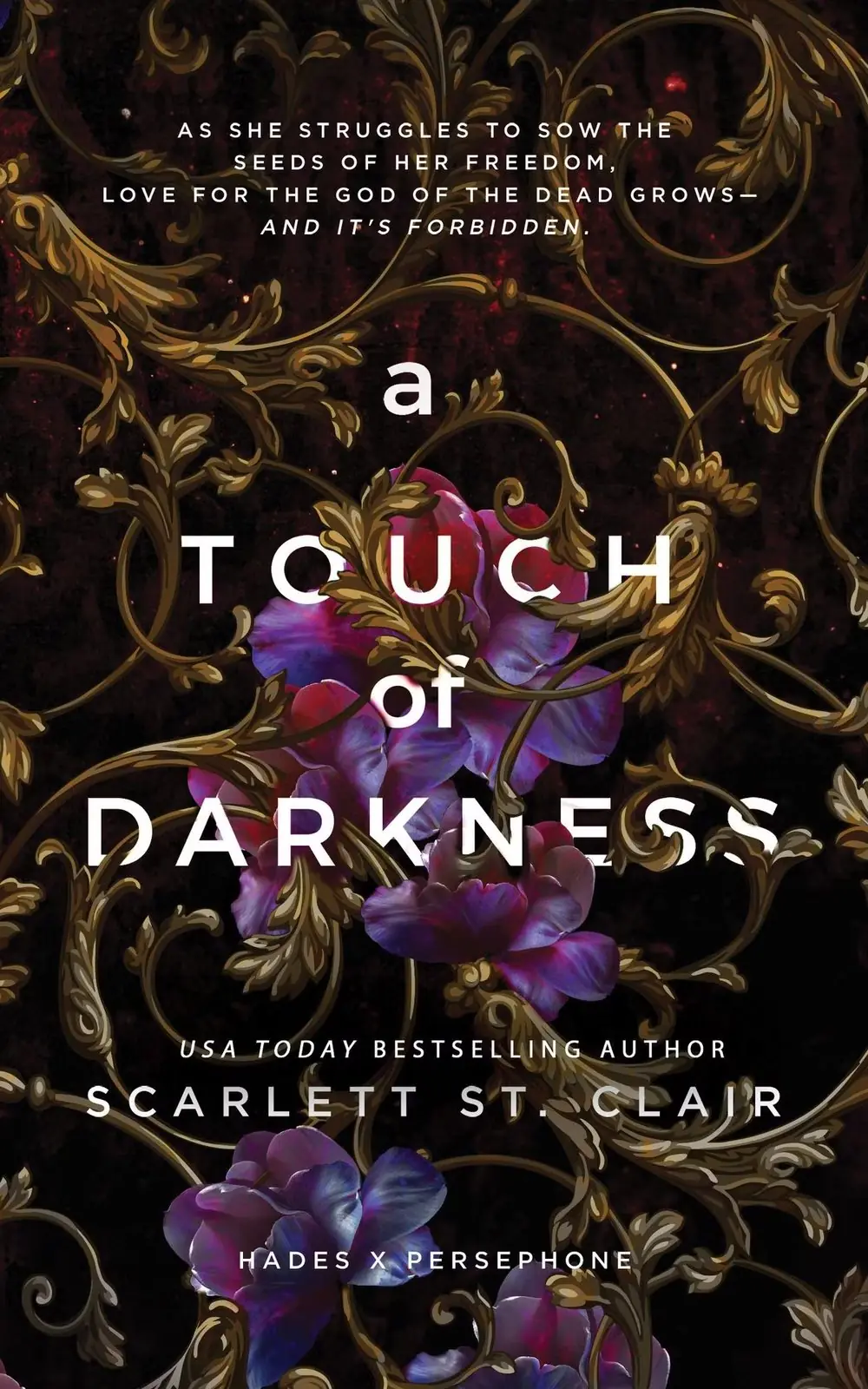 A Touch of Darkness, de Scarlett St. Clair, mostra a capa de um livro com flores roxas escuras e folhas douradas A Touch of Darkness, de Scarlett St. Clair, mostra a capa de um livro com flores roxas escuras e folhas douradas