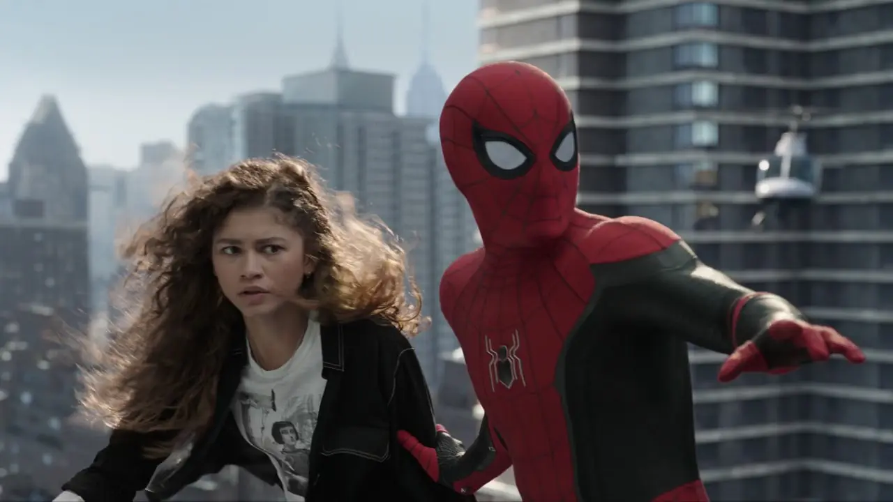 MJ (Zendaya) y Peter Parker (Tom Holland) juntos en un rascacielos en Spider-Man No Way Home MJ (Zendaya) y Peter Parker (Tom Holland) juntos en un rascacielos en Spider-Man No Way Home