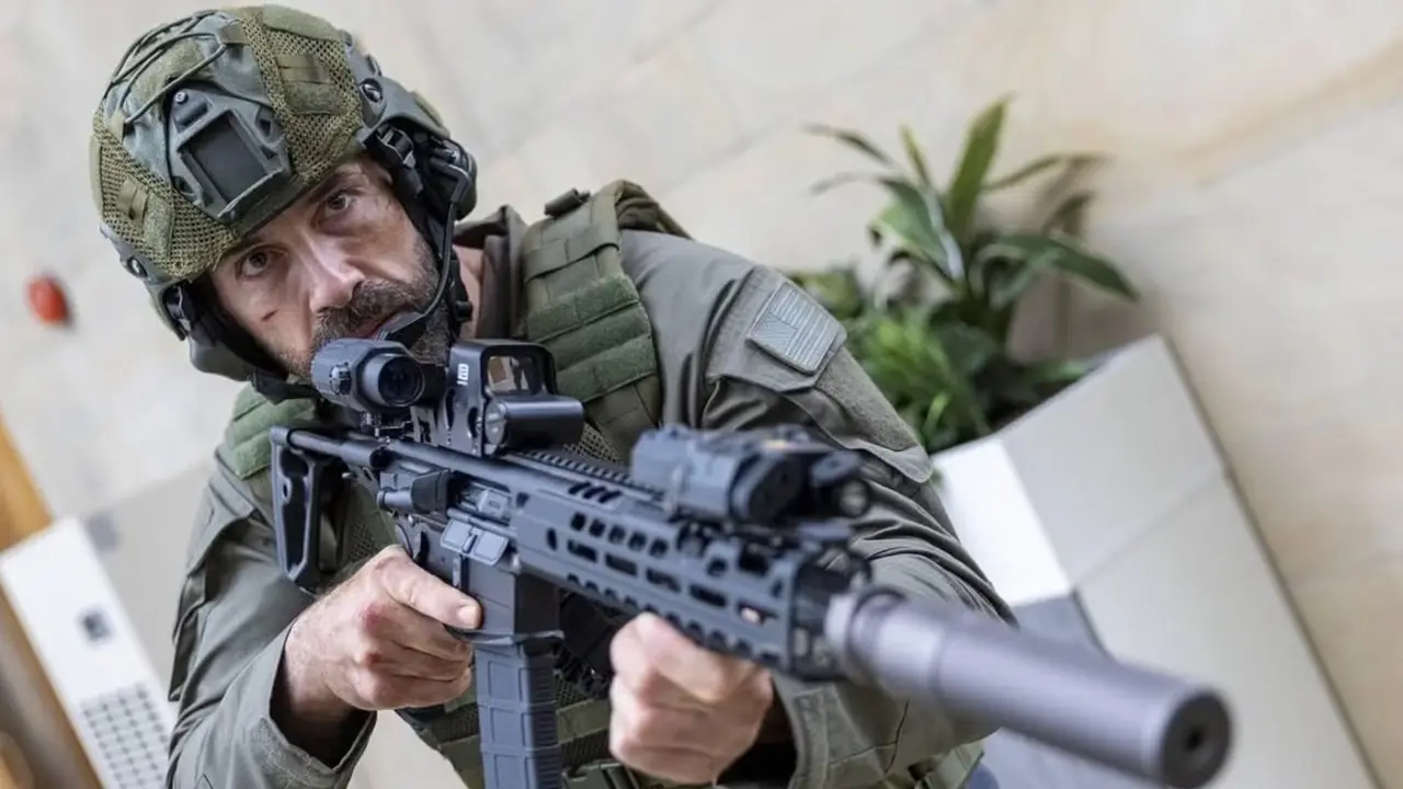 Scott Adkins con una pistola in tenuta militare in One Last Shot