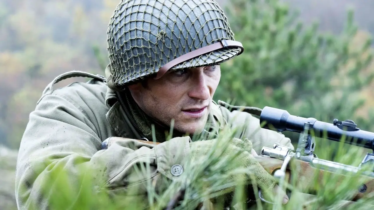 John Castle de Scott Eastwood mira preocupado a través de un rifle de francotirador en Lucky Strike