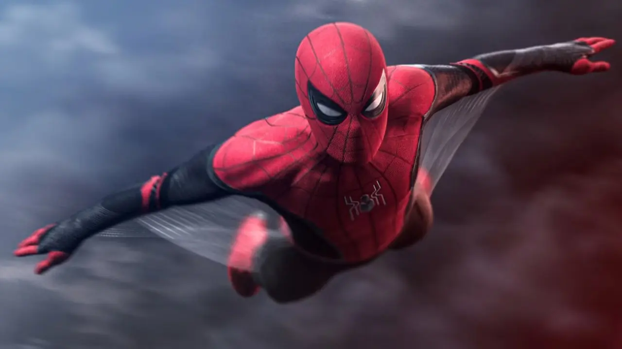 El Spider-Man de Tom Holland deslizándose con sus alas de telaraña en Spider-Man: Lejos de casa