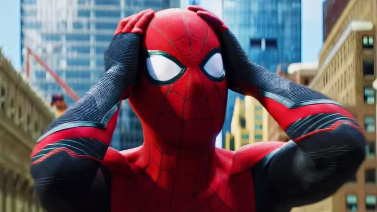 『スパイダーマン・ファー・フロム・ホーム』で頭に手を置くスパイダーマン