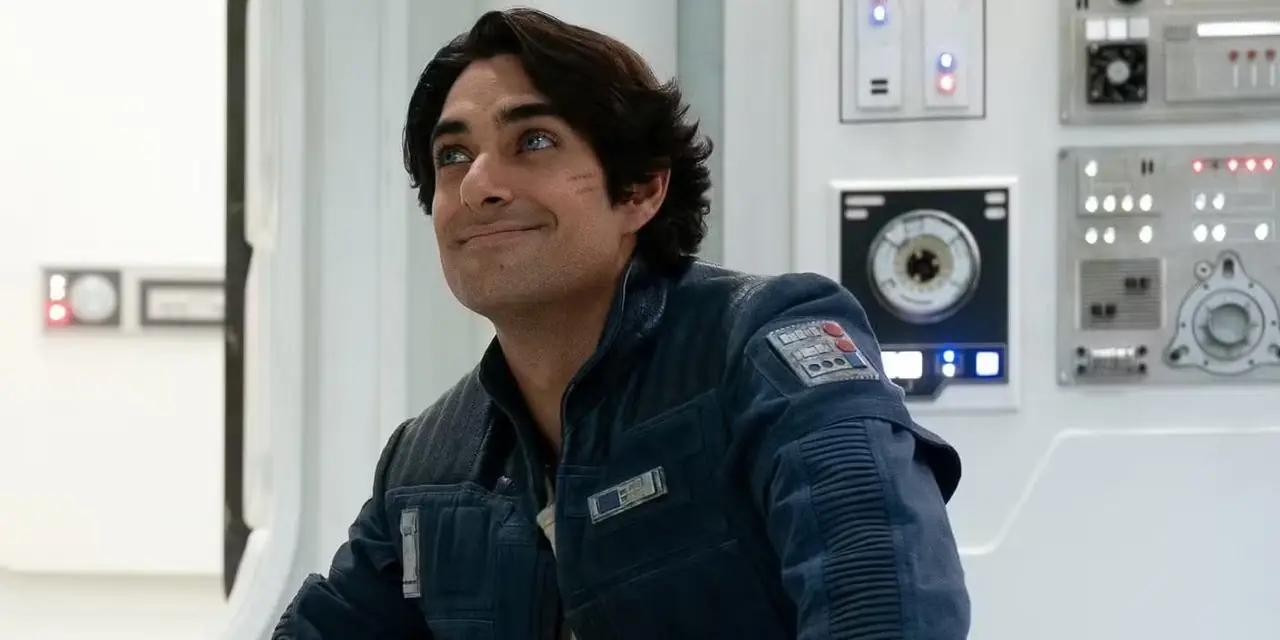 Eman Esfandi como Ezra Bridger en la temporada 2 de Ahsoka