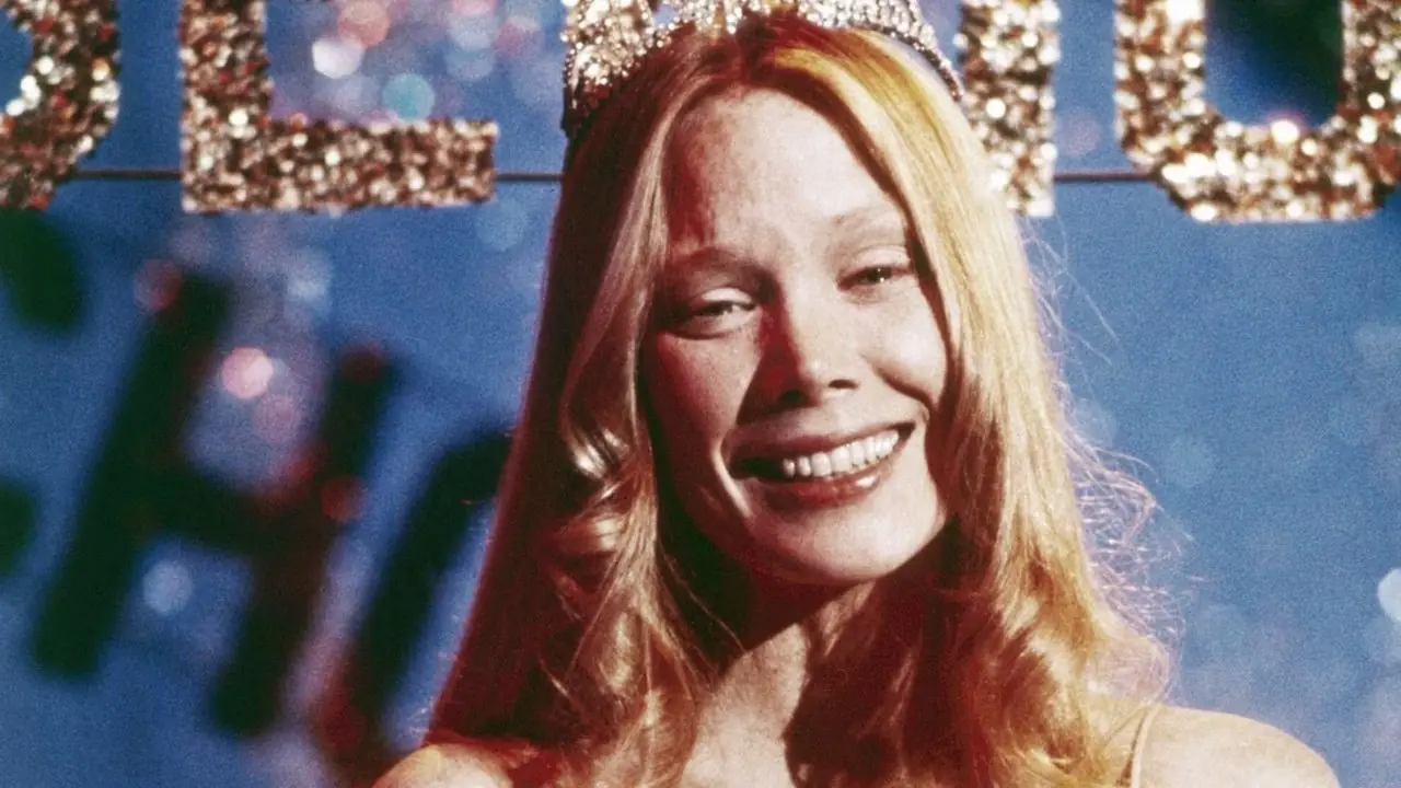 Carrie sonriendo en el baile de graduación.