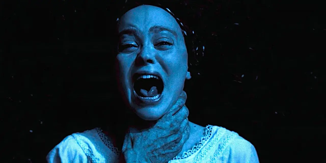 Ellen grita mientras es estrangulada por una mano espeluznante en una escena de Nosferatu 2024