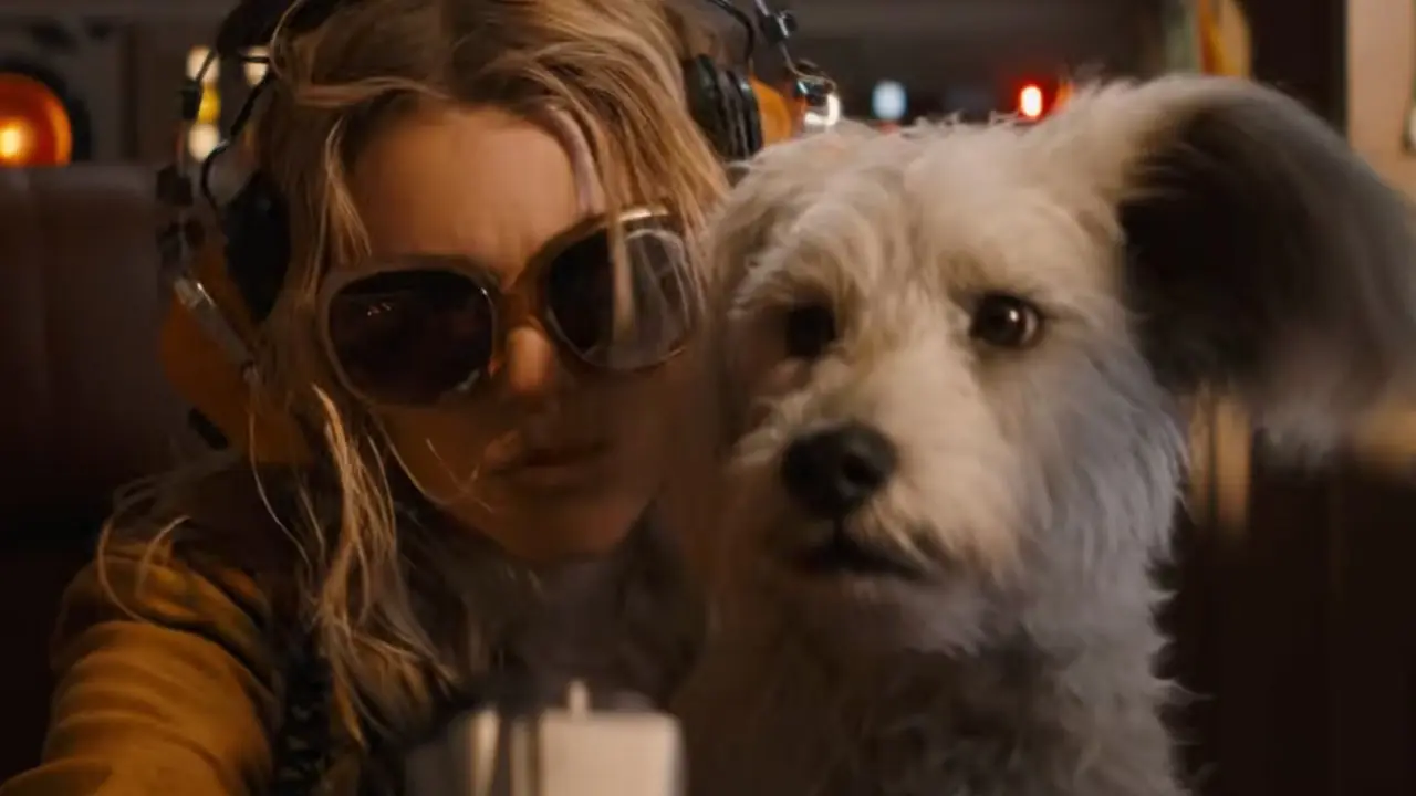Supergirl y Krypto mirando fuera de la pantalla en el tráiler de Supergirl Supergirl y Krypto mirando fuera de la pantalla en el tráiler de Supergirl