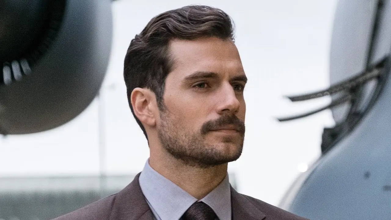 August Walker de Henry Cavill sonriendo en Misión: Imposible - Fallout