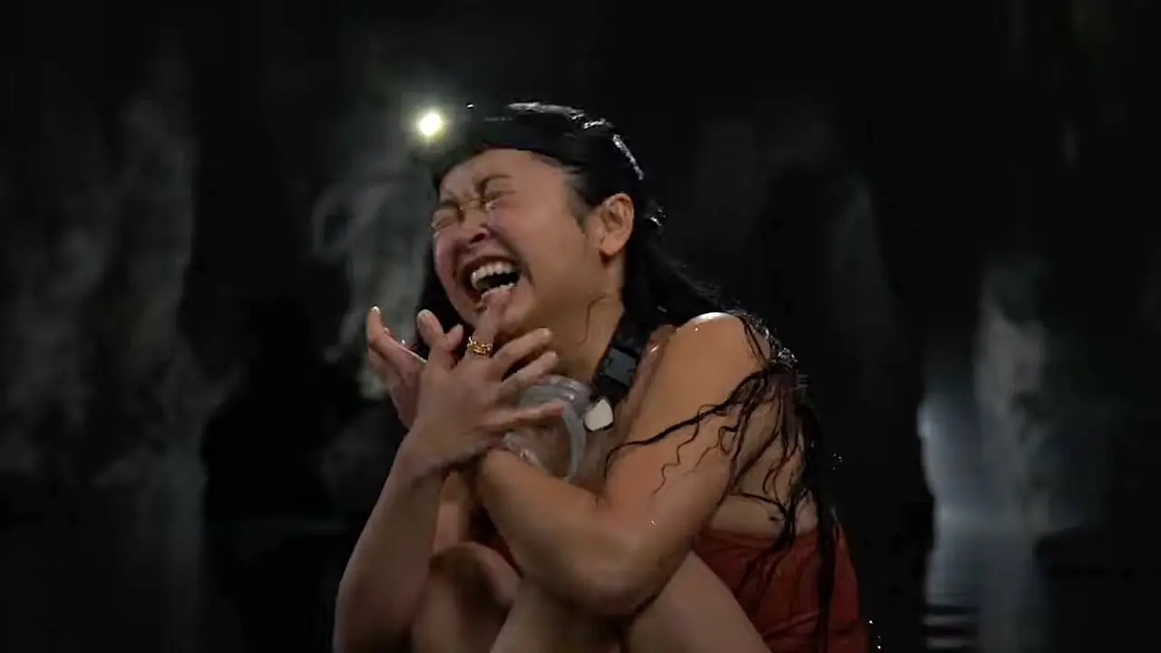Lana Condor en el tráiler de La boca del diablo Lana Condor en el tráiler de La boca del diablo