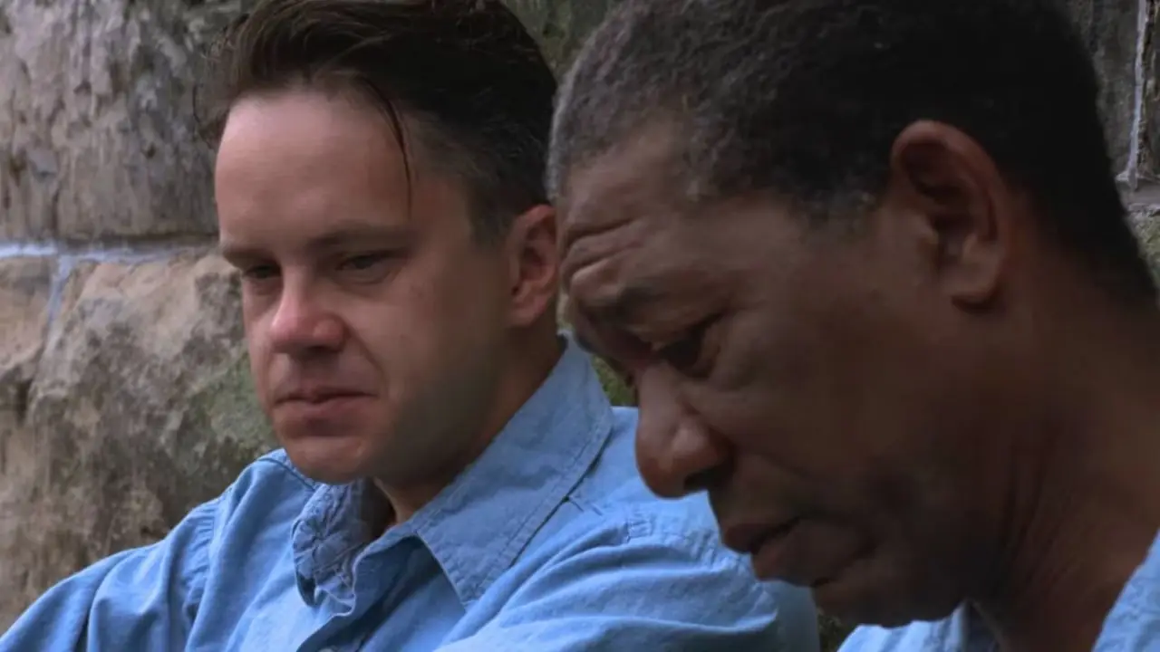 Tim Robbins como Andy hablando con Morgan Freeman como Red en el patio en The Shawshank Redemption Tim Robbins como Andy hablando con Morgan Freeman como Red en el patio en The Shawshank Redemption