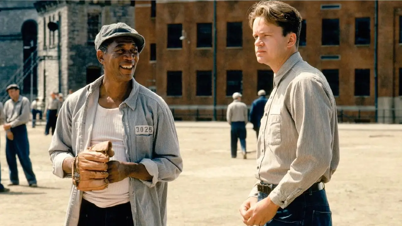 Andy und Red unterhalten sich im Gefängnishof in „The Shawshank Redemption“. Andy und Red unterhalten sich im Gefängnishof in „The Shawshank Redemption“.