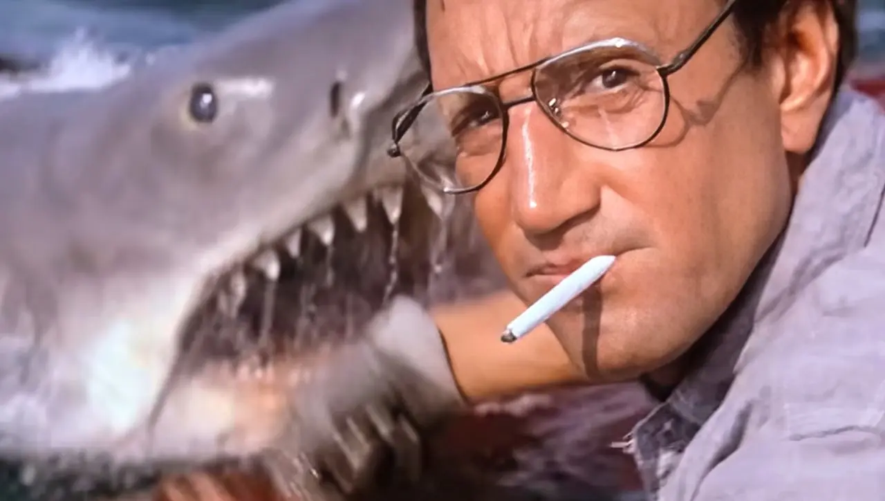 Een haai komt tevoorschijn om Roy Scheider aan te vallen in Jaws 1975