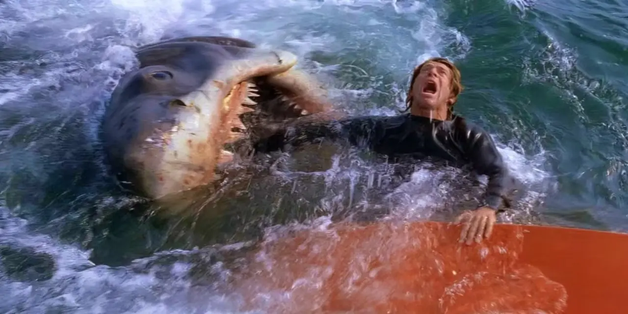 De haai die het slachtoffer van de riviermonding in Jaws aanvalt