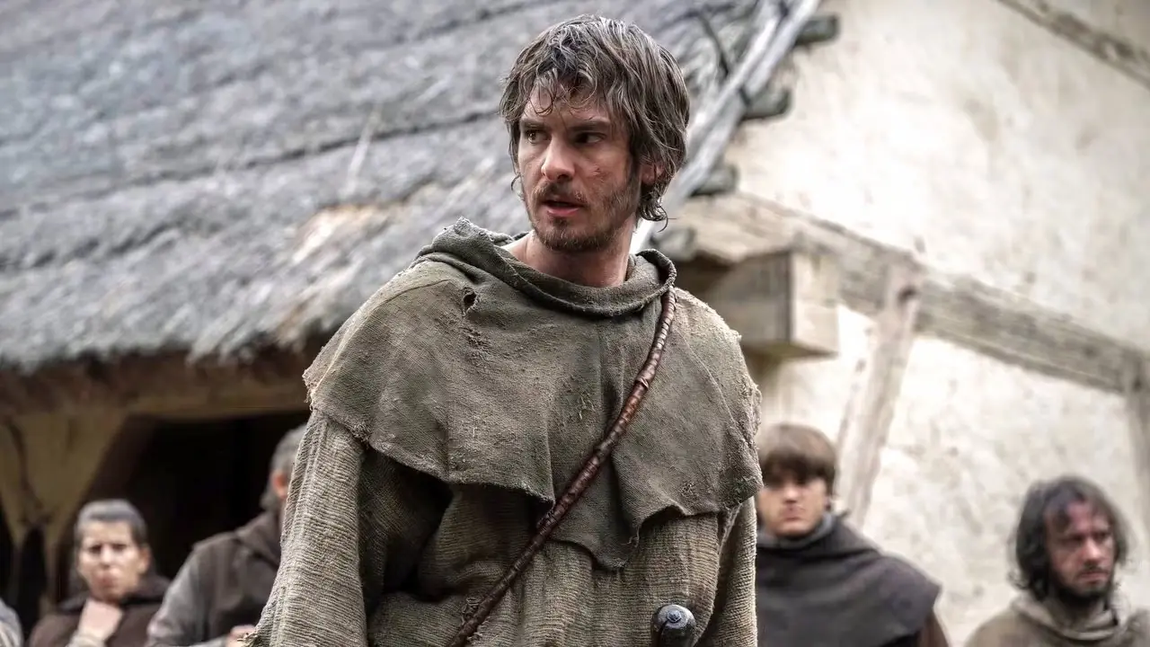 Andrew Garfield mira hacia un lado en The Uprising