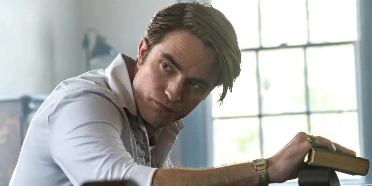 Robert Pattinson siedzi w ławce w „Diabeł cały czas”.