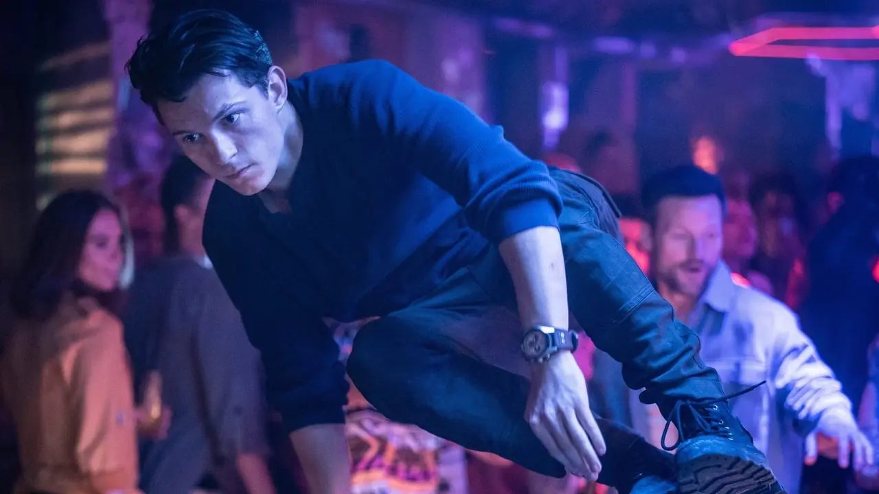 Tom Holland springt over een richel in Uncharted
