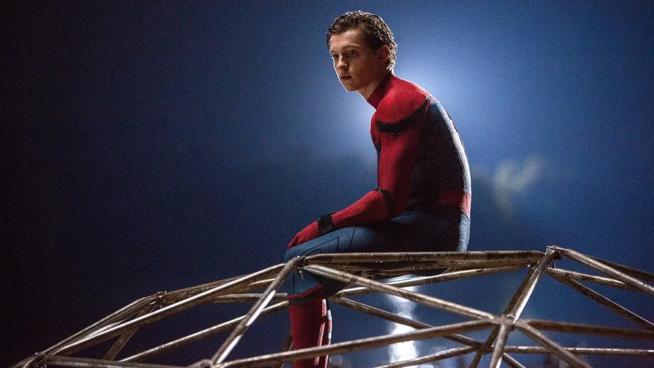 Tom Holland como Peter Parker en Spider-Man Homecoming mirando fuera de la pantalla