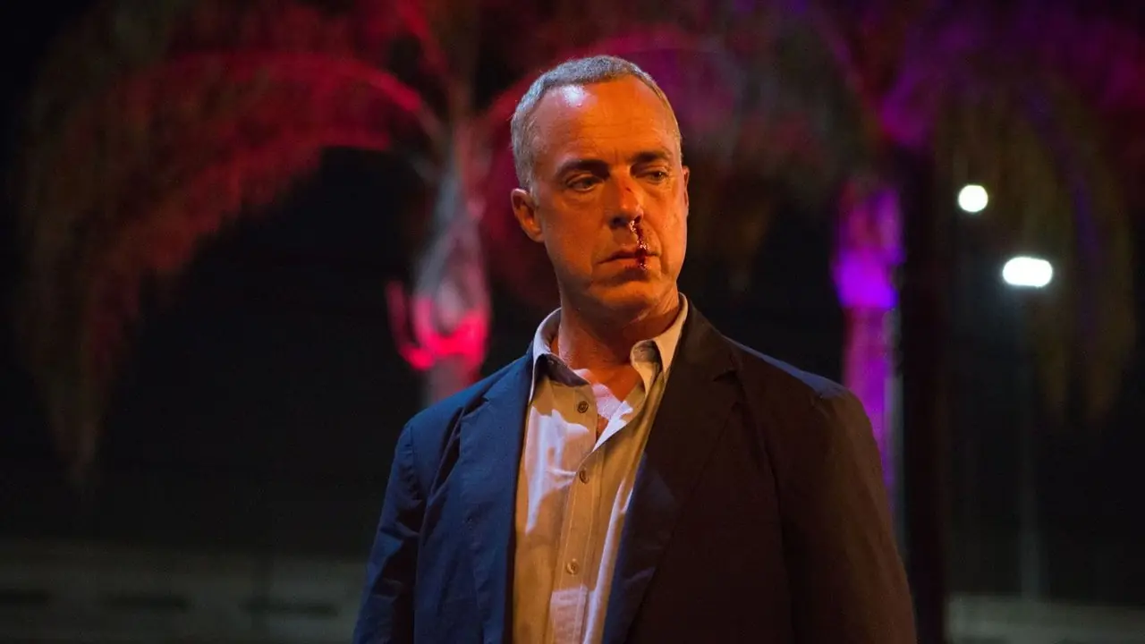 Titus Welliver z zakrwawionym nosem w Boschu. Titus Welliver z zakrwawionym nosem w Boschu.