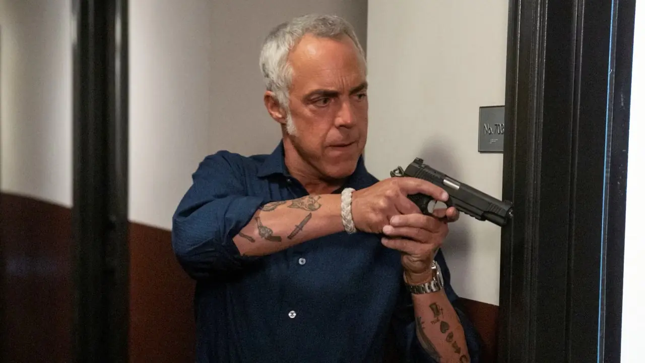 Harry Bosch Titusa Wellivera celujący z pistoletu w Boscha Harry Bosch Titusa Wellivera celujący z pistoletu w Boscha