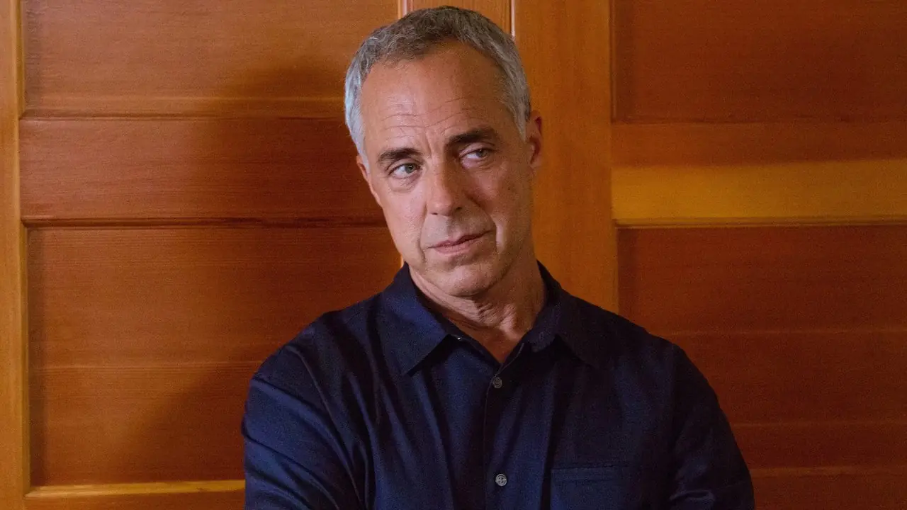 Titus Welliver uśmiecha się jako Harry Bosch w jednym z odcinków serialu Bosch Titus Welliver uśmiecha się jako Harry Bosch w jednym z odcinków serialu Bosch